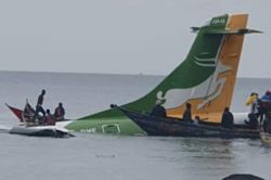 Máy bay chở khách Tanzania lao xuống hồ
