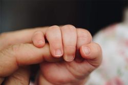 Bé gái sơ sinh bị bỏ rơi trong rừng sâu 1 ngày 1 đêm