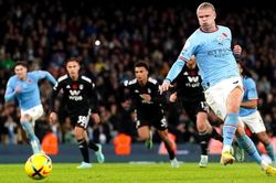 Premier League: Man City lên ngôi đầu sau trận thắng kịch tính
