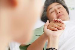 Mẹ chồng trăng trối một câu khiến vợ chồng tôi khó xử