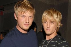 Anh trai bật khóc trên sân khấu sau cái chết của Aaron Carter