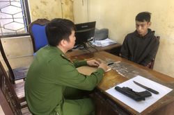 Khống chế kẻ cầm súng giả đi cướp cửa hàng tạp hóa