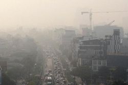 Bầu trời Hà Nội mù mịt trong sương mù và bụi mịn do ô nhiễm không khí