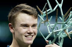 Tay vợt 19 tuổi quật ngã Djokovic ở chung kết Paris Masters