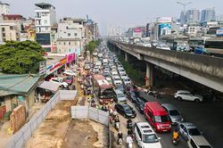Lô cốt công trình chắn 2/3 lòng đường Hà Nội, dân ngán ngẩm chịu cảnh ùn tắc