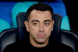 Phản ứng của HLV Xavi khi Barca gặp Man United