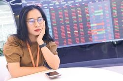 Cổ phiếu ngân hàng 'gánh' nhóm bất động sản