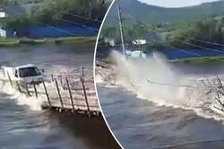 Xe tải chìm nghỉm giữa sông khi băng qua cây cầu gỗ