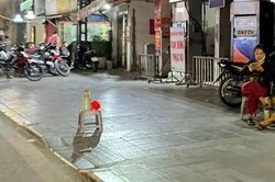 Hà Nội: Giao Công an xử lý bán xăng dầu bằng chai, lọ trên vỉa hè