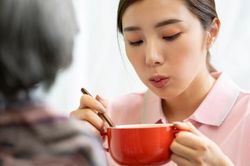Biết nguyên nhân mẹ chồng đổ bệnh, tôi bật khóc tức tưởi