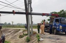 Ba người trong một gia đình tử vong do va chạm với xe tải