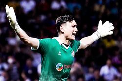 Văn Lâm cứu thua xuất thần trước SLNA