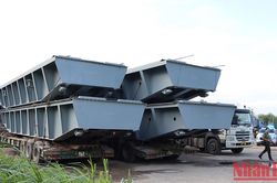 Quảng Ngãi: Cảnh sát giao thông tạm giữ 3 xe đầu kéo chở hàng 'khủng'