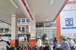 Hàng loạt cây xăng bán nhỏ giọt, đối phó, người dân Hà Nội bức xúc vì phải xếp hàng dài