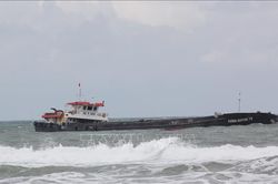 Quảng Trị: Hỗ trợ tàu chở cát cùng 9 thuyền viên bị mắc cạn