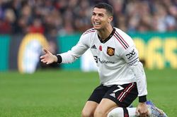 Ten Hag bị yêu cầu 'ngậm miệng' sau giải thích kỳ quặc về Ronaldo