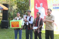 Chủ nhiệm Ủy ban Kiểm tra Tỉnh ủy Thái Thanh Bình dự Ngày hội đại đoàn kết tại làng Mrông Ngó 3