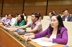 Quốc hội chốt GDP 2023 tăng 6,5%, thu nhập bình quân người Việt 4.400 USD/năm