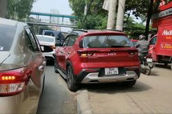 Xe máy bất lực vì ô tô chen lấn, leo vỉa hè tranh giành đường đi