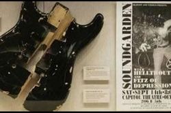Đấu giá cây guitar bị đập nát của huyền thoại Kurt Cobain