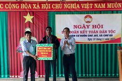 Trưởng ban Dân vận Tỉnh ủy Võ Thanh Hùng dự ngày hội Đại đoàn kết toàn dân tộc tại buôn Chư Jut