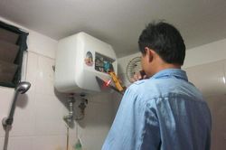 Bé trai 10 tuổi tử vong khi tắm nước nóng, nghi do điện giật