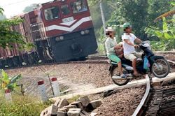 Đôi vợ chồng thương vong vì cố băng qua đường sắt: Nhanh 1 phút ân hận cả đời