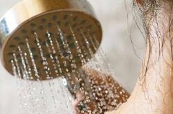 Sốt xuất huyết có được tắm không?