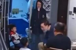 Người cha hành hung một bé trai 5 tuổi để trả thù cho con