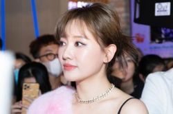 Hari Won vẫn bị liệt cơ mặt