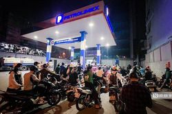 Người dân Hà Nội xếp hàng từ sáng sớm tới đêm khuya để đổ xăng