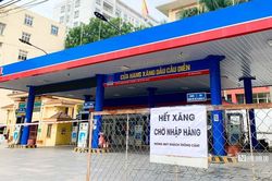 Hà Nội: Đại lý bán xăng 'nhỏ giọt' trước giờ điều chỉnh giá
