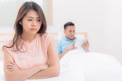 Nhìn 5 tờ hóa đơn trong ví của chồng mà tôi rơi nước mắt