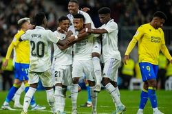 Real Madrid đánh bại Cadiz để thu hẹp khoảng cách
