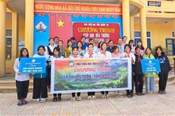 Trao tặng quà cho học sinh xã Ba Tầng