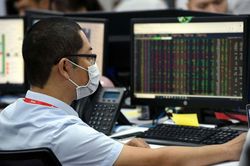 Hàng trăm mã giảm sàn, VN-Index vẫn tăng hơn 7 điểm
