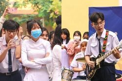 Teen THPT Minh Khai mỗi ngày đến trường: Như đóng 'High School Musical', chill nhạc cả năm!