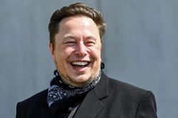 Vì sao Elon Musk gửi email cho nhân viên vào giờ trái khoáy