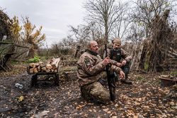Dân Kherson vui mừng Nga rút quân, giao tranh dữ dội ở đông Ukraine