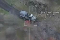 Khoảnh khắc pháo 'mưa đá' của Ukraine bị UAV tấn công