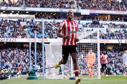 Haaland 'mất tích', Man City thua sốc Brentford