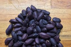 Độc đáo lạc tím đen, táo kim cương đen quý hiếm