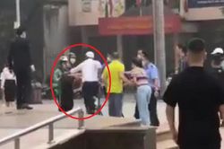 Clip: 'Anh hùng cứu mỹ nhân' đang bị đánh trên phố Bà Triệu và cái kết 'cảm lạnh'