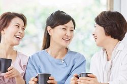 Vô tình nghe cuộc nói chuyện của mẹ chồng và chị dâu mà tôi lặng người