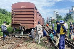 Đường sắt Bắc - Nam gián đoạn do tàu hàng trật bánh