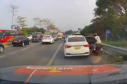 Ô tô mở cửa bất ngờ xô đôi nam nữ đi xe máy ngã vào hàng rào ven đường