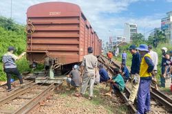 Khắc phục sự cố tàu hàng trật bánh ở Nha Trang