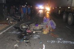 Cố vượt barie đường sắt, thanh niên bị tàu hỏa tông gãy 2 chân