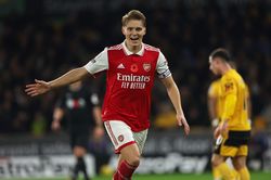 Thắng dễ Wolverhampton, Arsenal vững vàng trên ngôi đầu