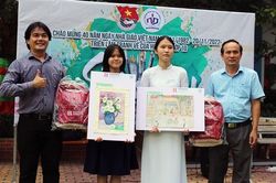 Triển lãm tranh vẽ của học sinh lớp 10